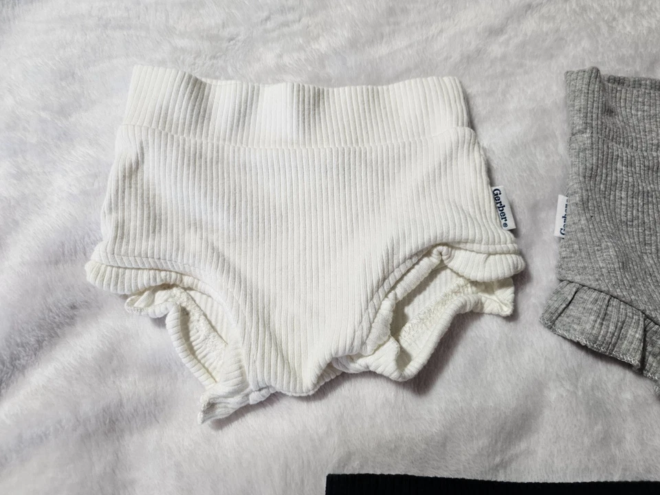 Lote de 3 shorts bolha Gerber bebê meninas babados preto marfim cinza tamanho 0-3 meses - Imagem 2 de 4