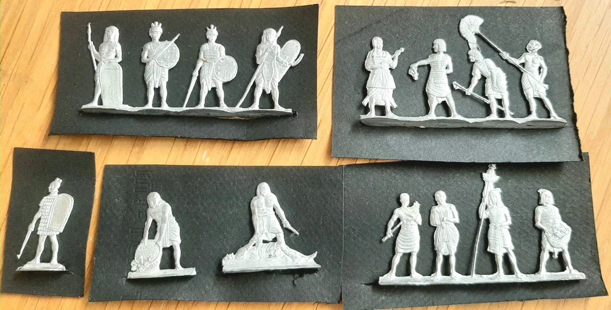 Vente aux enchères - Ensemble de 12 figurines en plat d'étain peint