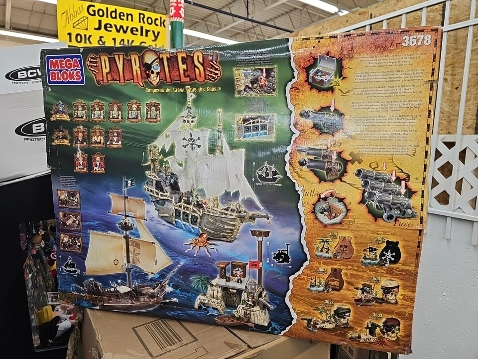 Mega Bloks Pyrates Battle at Skull Haven 3678 *New Very Rare Box Dammage - Image 2 of 4