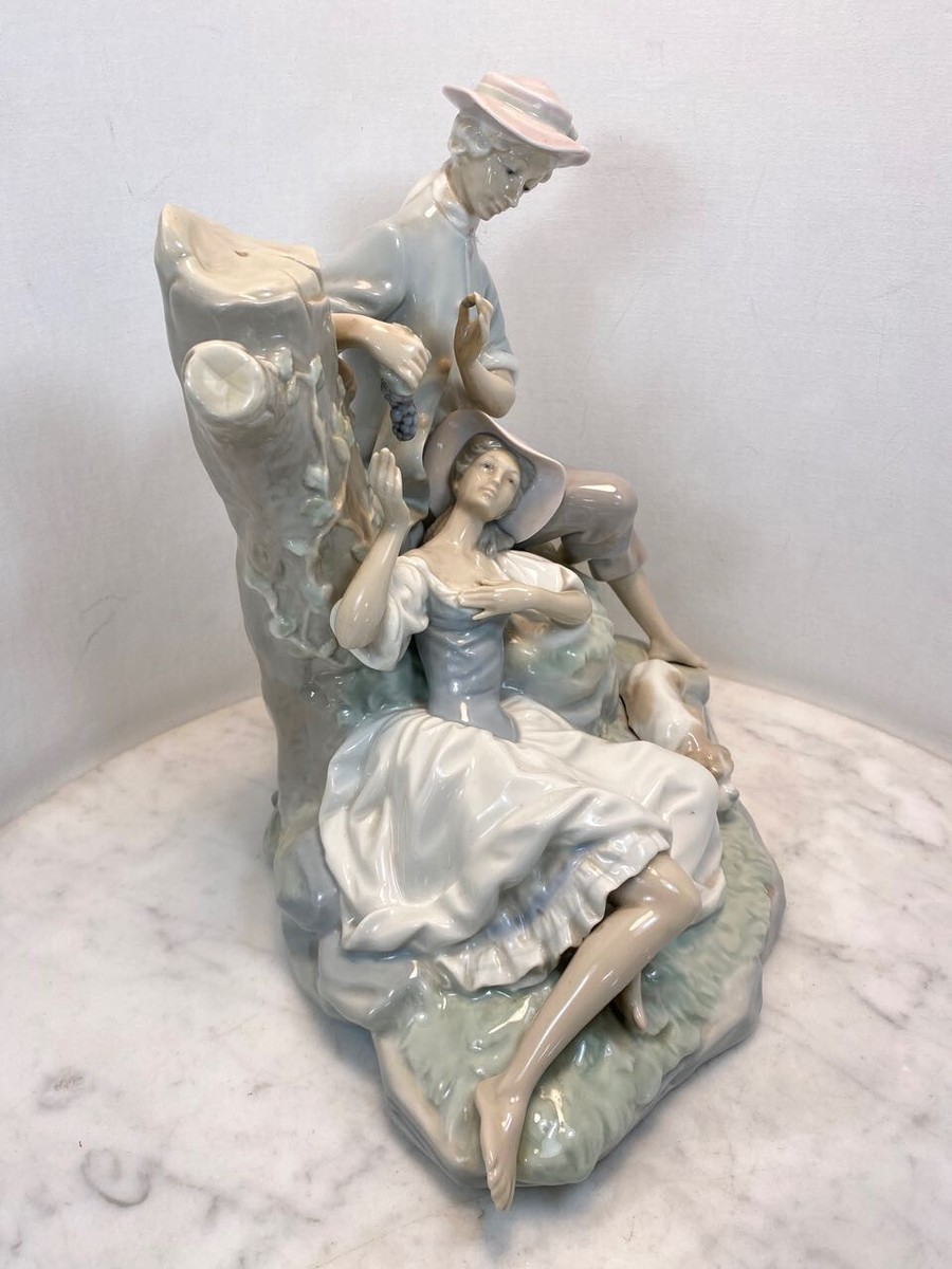 Large LLADRO Romantic Couple Lovers Eat Feeding Grapes. Pastoral