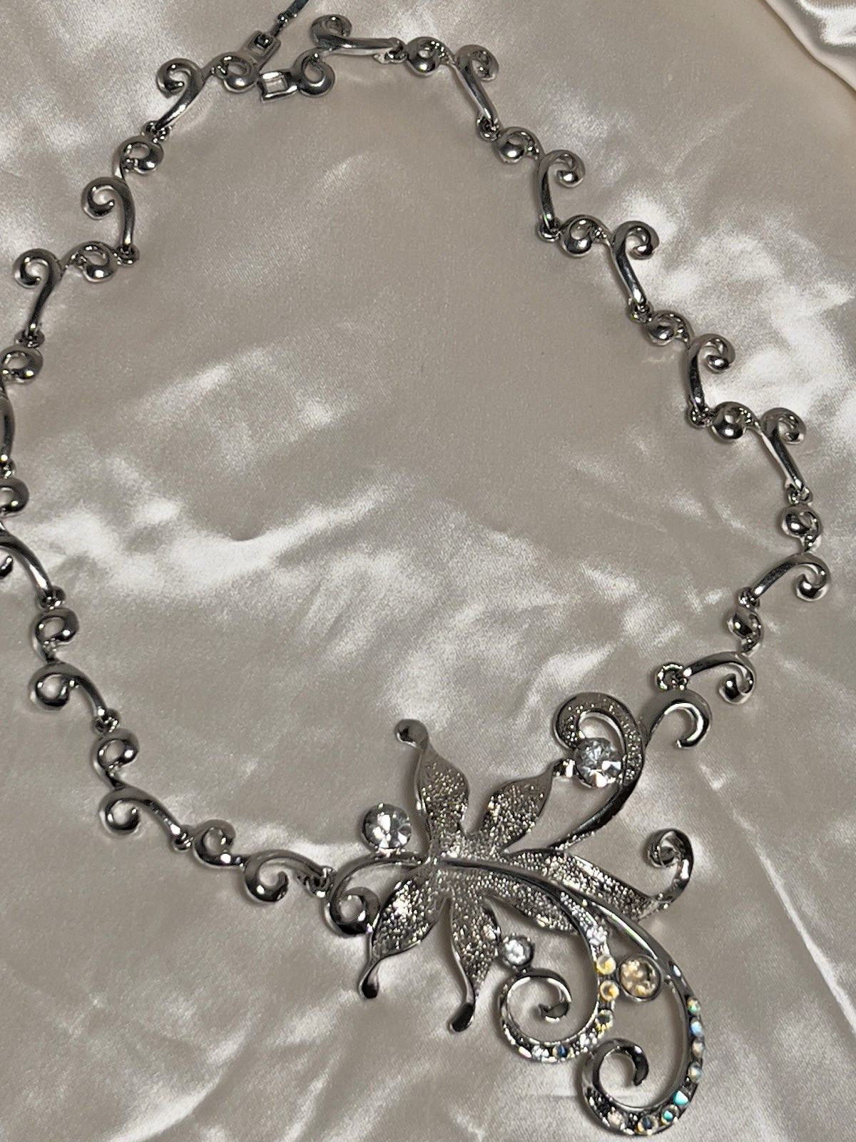 Vintage Silver Tone Leaf Necklace – Statement Design w/ Rhinestones, 16
