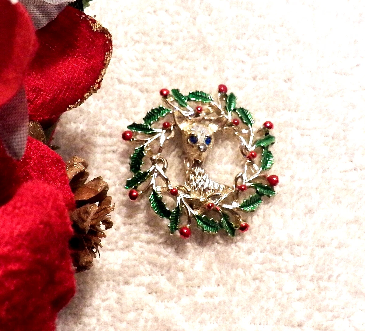 CLASSIC CHRISTMAS PIN BROOCH REINDEER RUDOLPH WREATH GARLAND