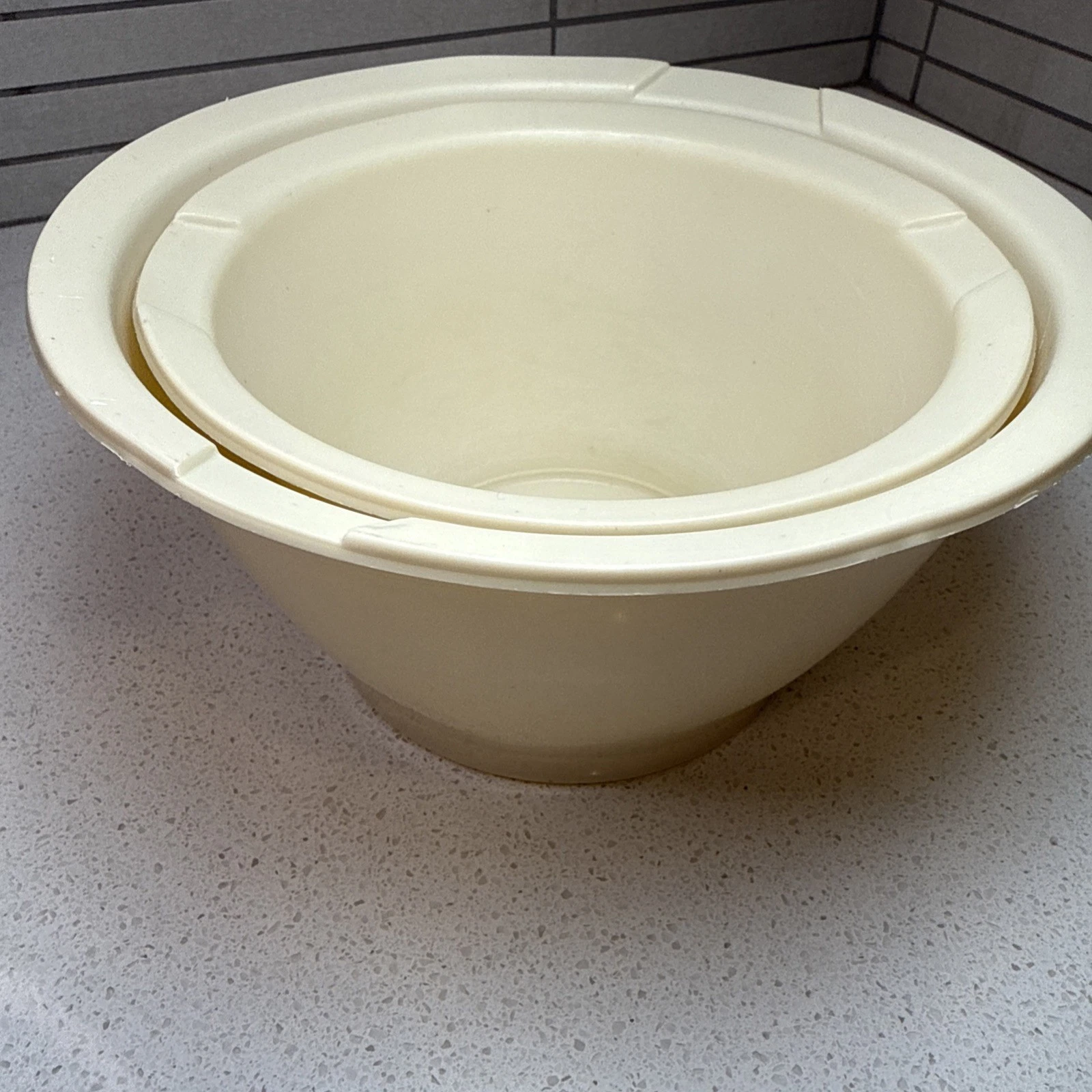 plastic mixing bowls vintage