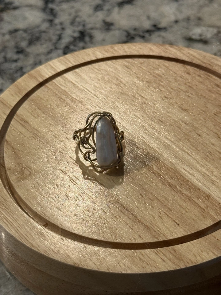 Anillo hecho a mano con fragmento de madreperla concha envuelto en alambre talla 7 Foto 2 de 4
