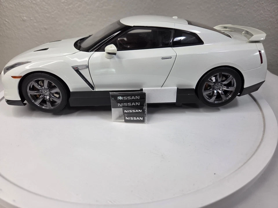 Литая модель Kyosho 08475W Nissan GT-R Premium Edition 1:18 цвет слоновой кости жемчуг - Изображение 2 из 4