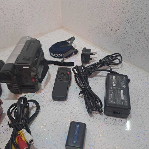 Sony Handycam CCD-TRV218E Camcorder Hi8 Tape 560x Night Vision Camera + Charger - Picture 16 of 21