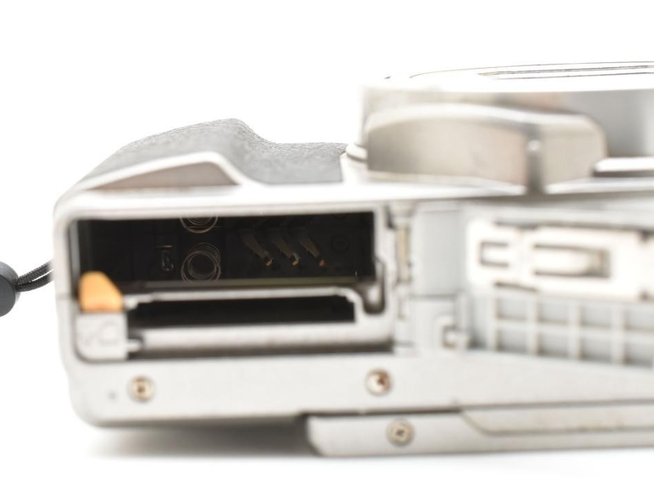 Nikon COOLPIX A900 Silver 20.3MP 35x Zoom Compact Digital Camera