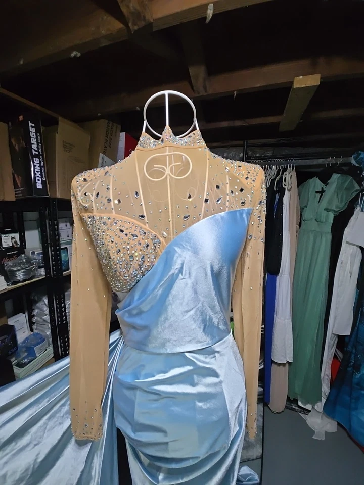 Vestido Faherty Pequeño Formal Satén Con Top Desnudo, Estrás y Tren Foto 2 de 4