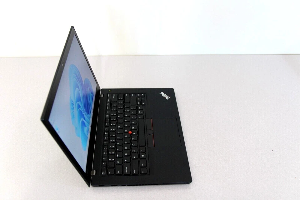 CLEAN Lenovo ThinkPad T470 14" - i5-6200U 2.40 GHz - 4 GB Ram- 500 GB HDD- - Image 2 of 4