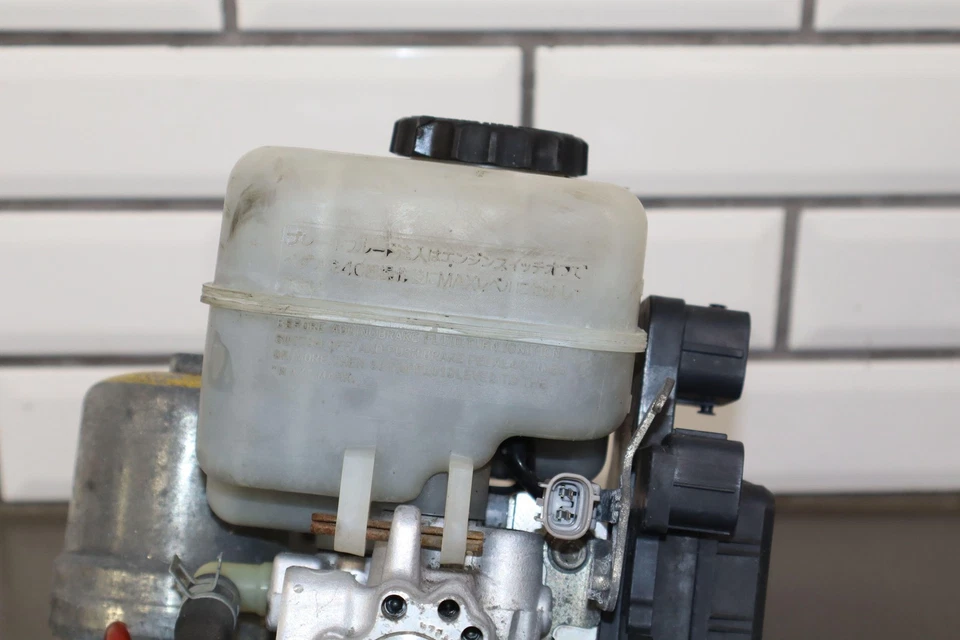 Lexus GX470 2003-2009 refuerzo de freno eléctrico - depósito maestro - tapa Foto 3 de 4
