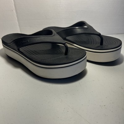 CROCS CROCSBAND PLATFORM THONG SANDAL WOMENS SIZE 10 MENS 8 BLACK/WHITE FLIPFLOP