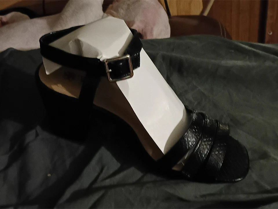 Tacones Cushion Walk by Avon 6 negros con tiras de 2" Foto 2 de 3