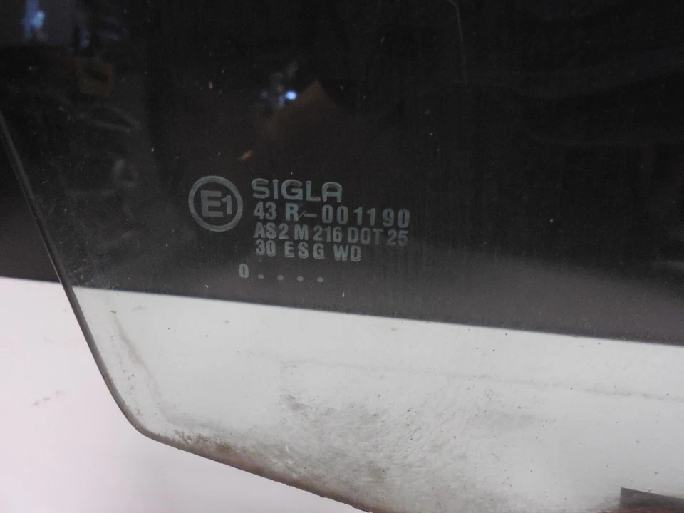 Front Right Door Glass Clear Window 1984-93 Mercedes Benz W201 190D 190E - Image 4 of 4