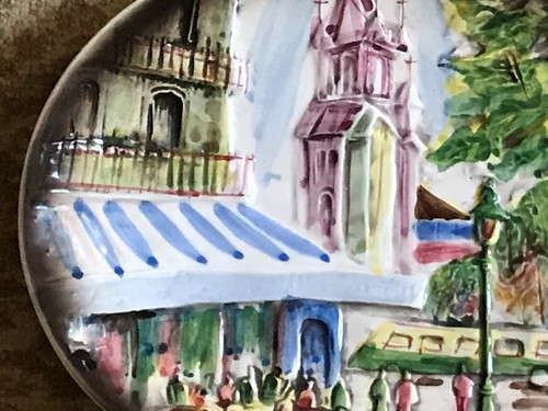 Plato decorativo pintado a mano vintage de cerámica de la ciudad escena callejera iglesia café gente - Imagen 4 de 10