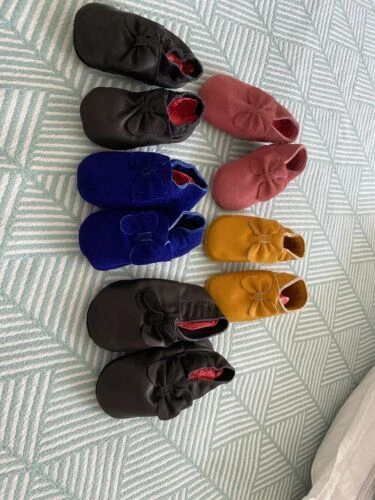 Sapatos infantis de camurça feitos à mão