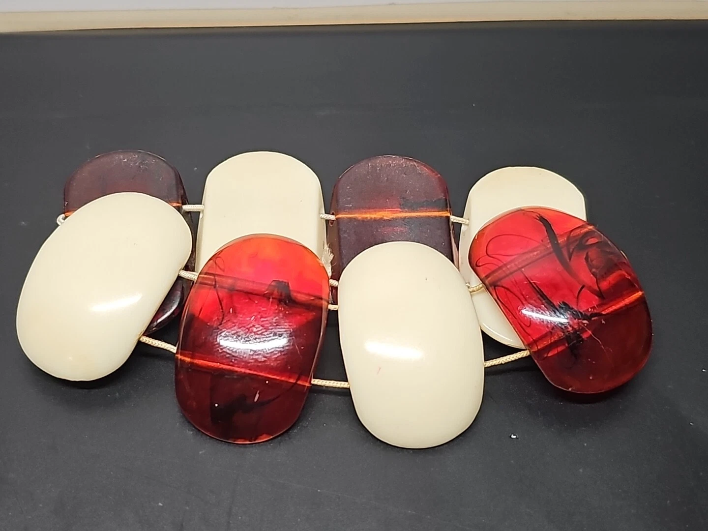 OFF WHITE Bellissimo bracciale grosso vintage rosso e bianco lucite made in West Germany