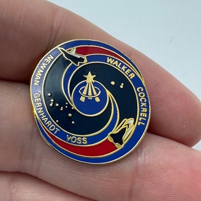 NASA STS-69 Mission Crew Shuttle Logo Lapel Pin Color Shuttle Endeavour