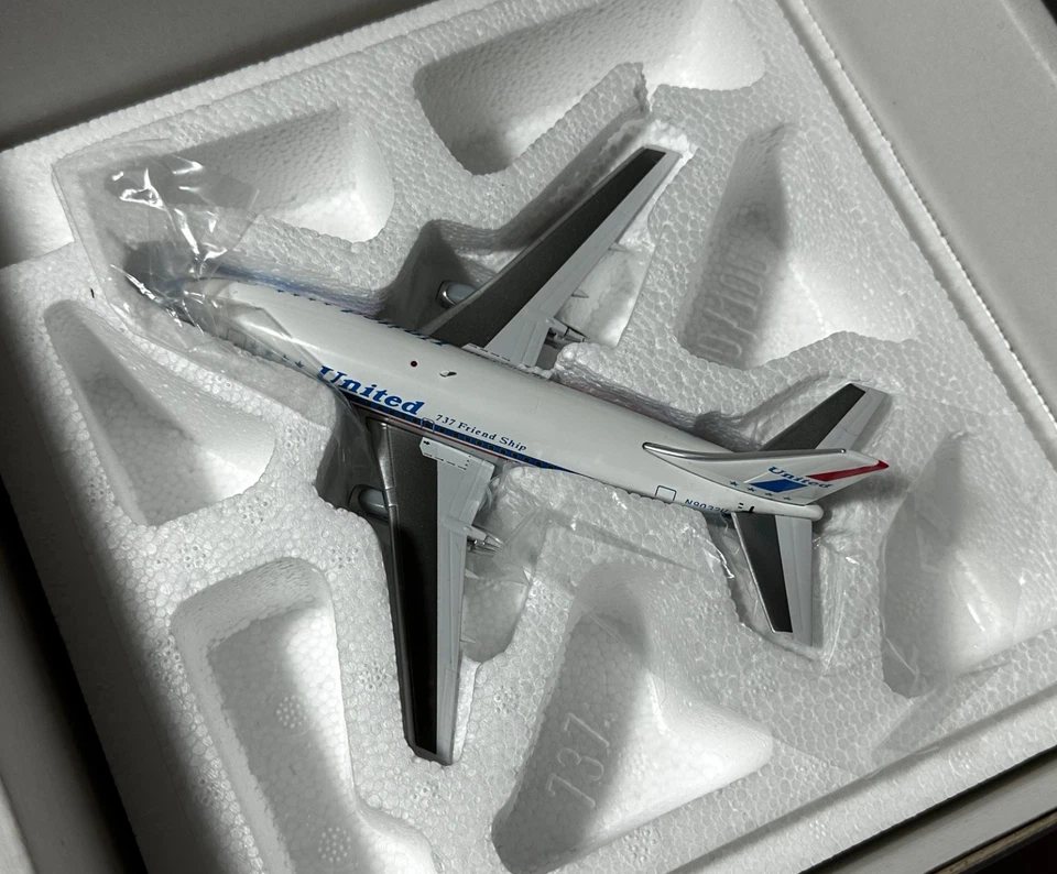 RARO Vuelo200 IF732009 1/200 Boeing 737-200 United Airlines Amistad N9032U Foto 4 de 4