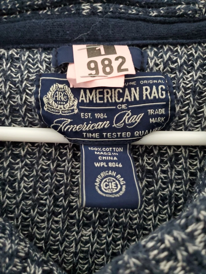 Suéter American Rag CIE Pequeño Tejido con Cable Capucha Cuello Envejecido Lavado Azul Marino Foto 2 de 4