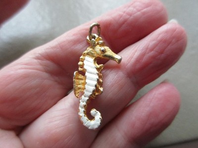 GROSSER VINTAGE RETRO NIEDLICHER GOLDFARBENER EMAILLE SEEPFERDCHEN SEEPFERDCHEN ANHÄNGER CHARM ANHÄNGER