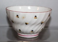 ANTIQUE 18th C PORCELAIN SPIRAL FLUTE HAND PAINTED CORNFLOWER SPRIGS TEA BOWL