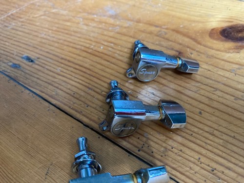 Squier Logo Chrome Enclosed Guitar Machine Heads Tuners 6 - in - line CXS - Picture 4 of 7