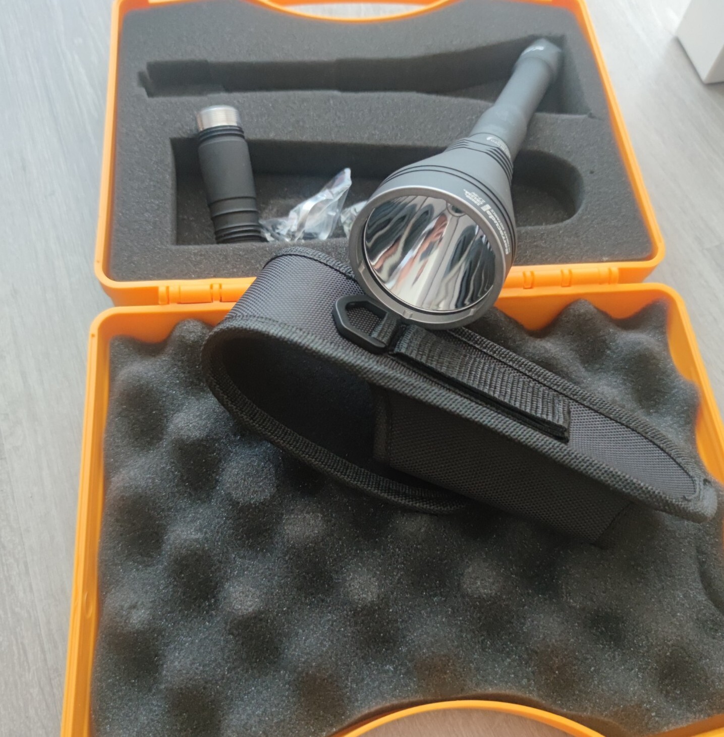 Lampe torche tactique étanche IPX8 faisceau zoomable 2000 lumens pour bivouac