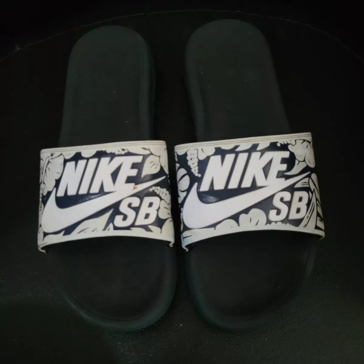 det kan sengetøj sum Nike Sb Benassi Solarsoft Slides Mens Size 10 Black White Slippers | eBay