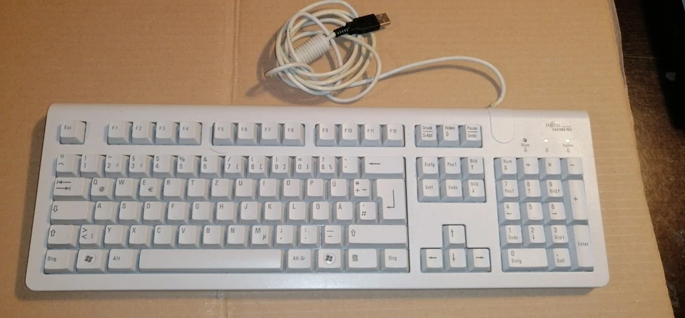 2 Vintage PC wired Keyboards QWERTZ Fujitsu KB SC USB D and HP KB-0316 (PS2) - Image 2 of 4