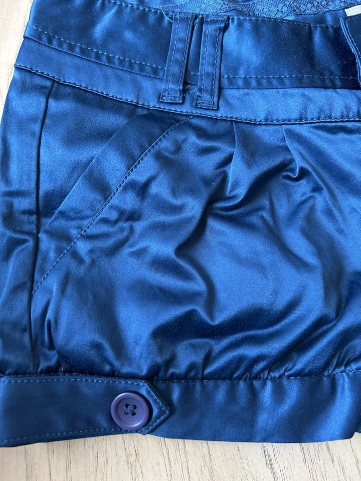 Y2K 90s Shinny Shorts DKNY silk blend Blue satin look Shinny Vintage Sexy Med 28 - Imagem 3 de 4
