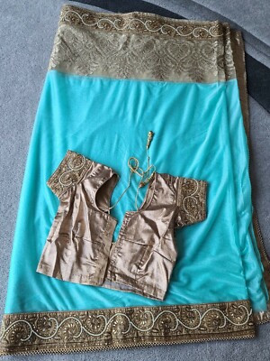 Lebendig schimmernder Sari mit genähter Bluse (aqua und gold)