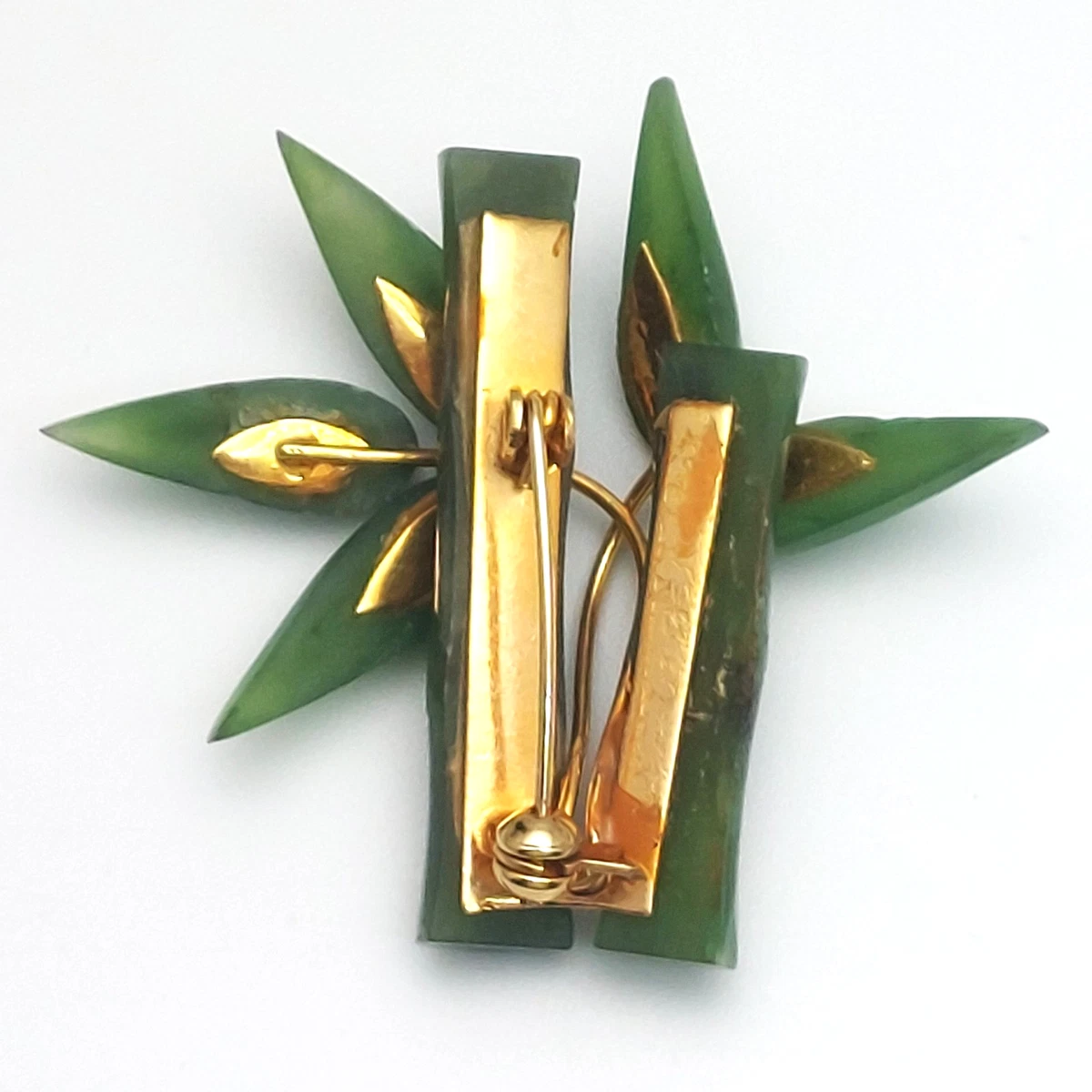 Vintage Jade Bambus Brosche grüne Jade geschnitzt Goldton Asien Design