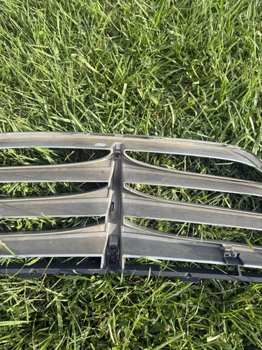 2009-2011 Hyundai Genesis Sedan Grille compatible OEM - Picture 8 of 9