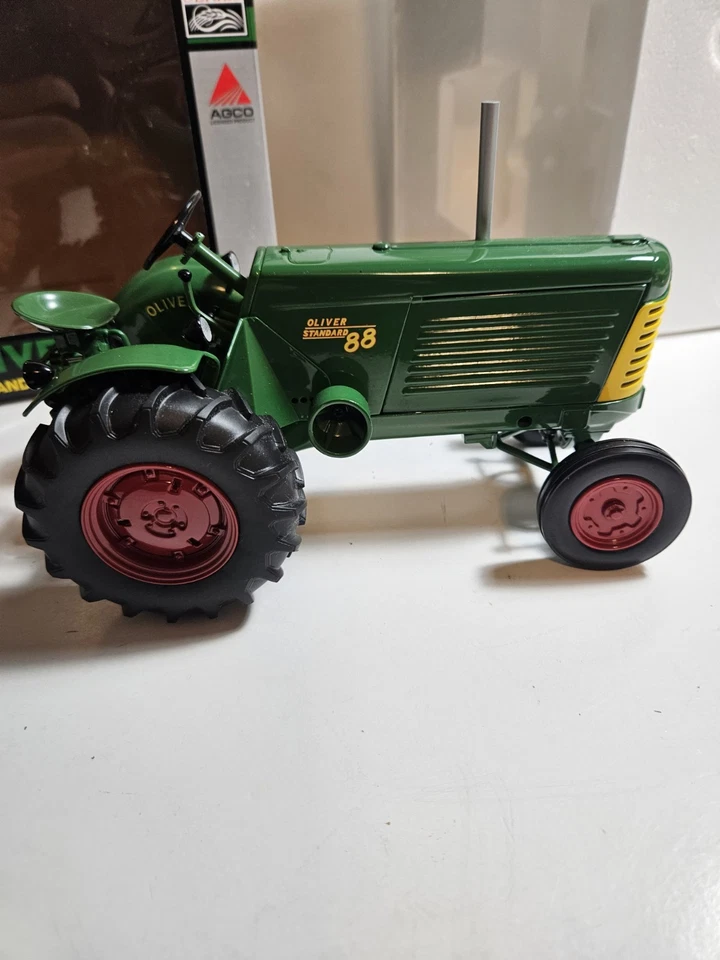 1/16 Oliver Standard 88 Gas Tractor SpecCast 2008 Highly Detailed - Image 4 of 4