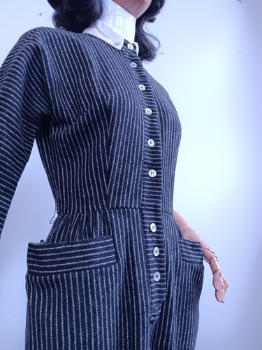 De Colección Años 40 Vestido Escolar Lana Negra a Rayas Cuello de Lino Blanco Miércoles Addams - Imagen 8 de 8