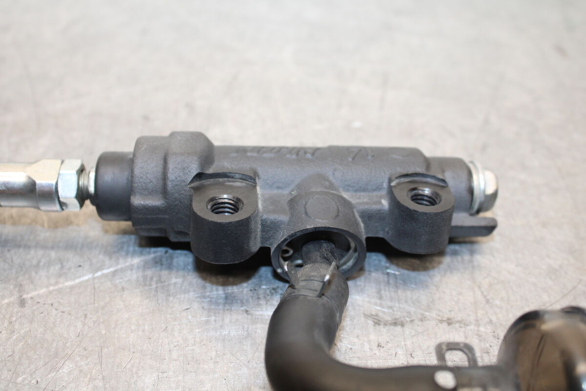 16 KAWASAKI NINJA ZX10R REAR BRAKE MASTER CYLINDER W 16 KAWASAKI NINJA ZX10R REAR BRAKE MASTER CYLINDER W