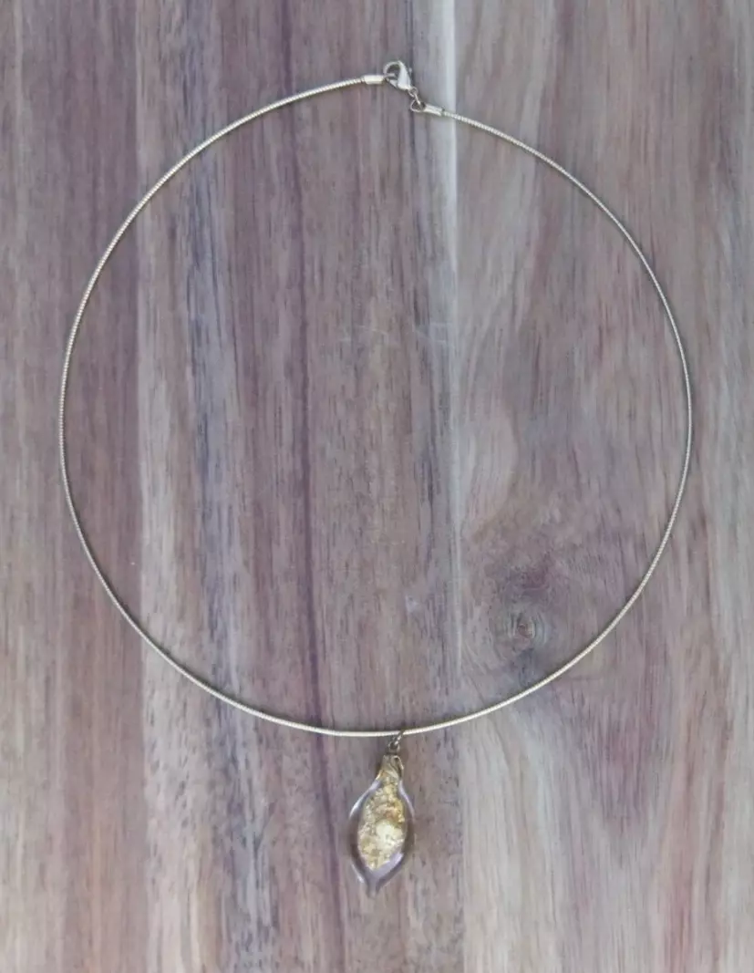VINTAGE GOLD FLAKES CHARM PENDANT CABLE WIRE NECKLACE