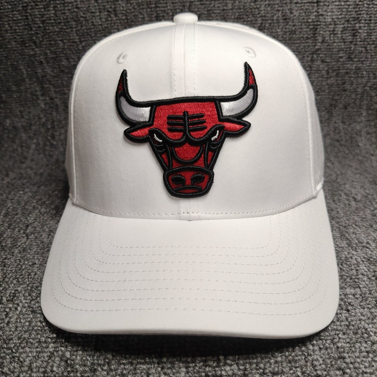 Mitchell & Ness Chicago Bulls NBA White Snapback Cap Curved Brim