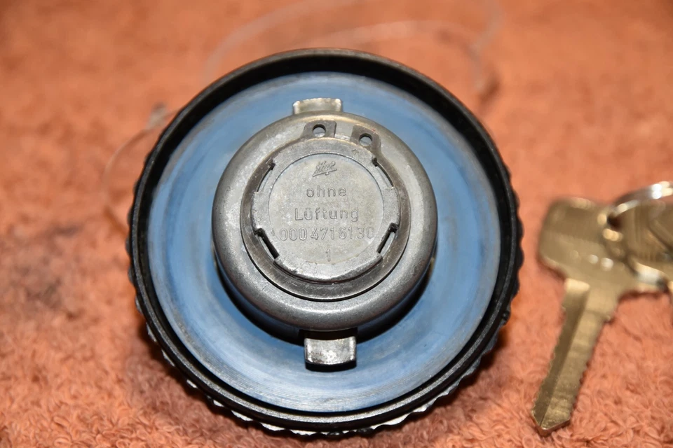 MERCEDES-BENZ OEM!LOCKING GAS CAP 3 KEYS! W107,108,111,114,115,116,123,201 SALE! Foto 4 de 4