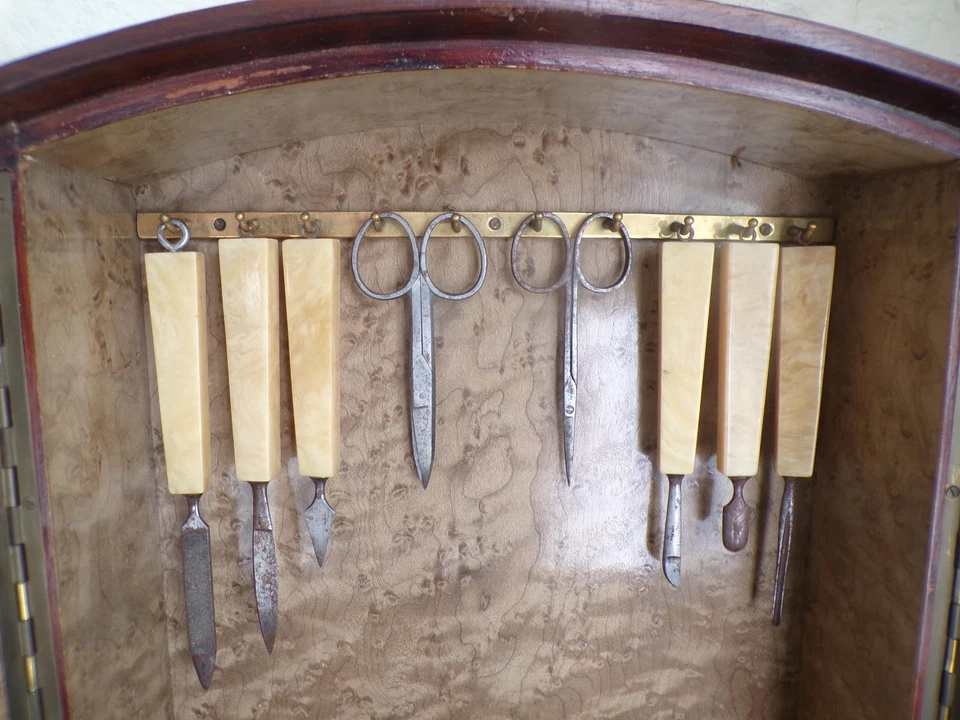 nécessaire de toilette ancien art déco armoire en loupe de thuya - Photo 4/4