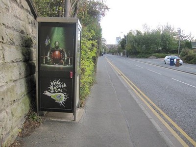 Foto A3 Parkgate Road, eine Telefonzelle und eine Benchmark Chester A Ansicht c2011