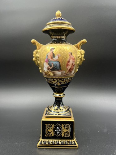 Royal Vienna Cobolt Urne mit Gold verziert emailliert klassische Szenen