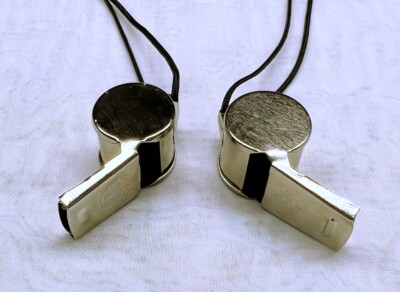 1 Trillerpfeife Schiedsrichterpfeife Pfeife METALL Halsband Band Trillerpfeife