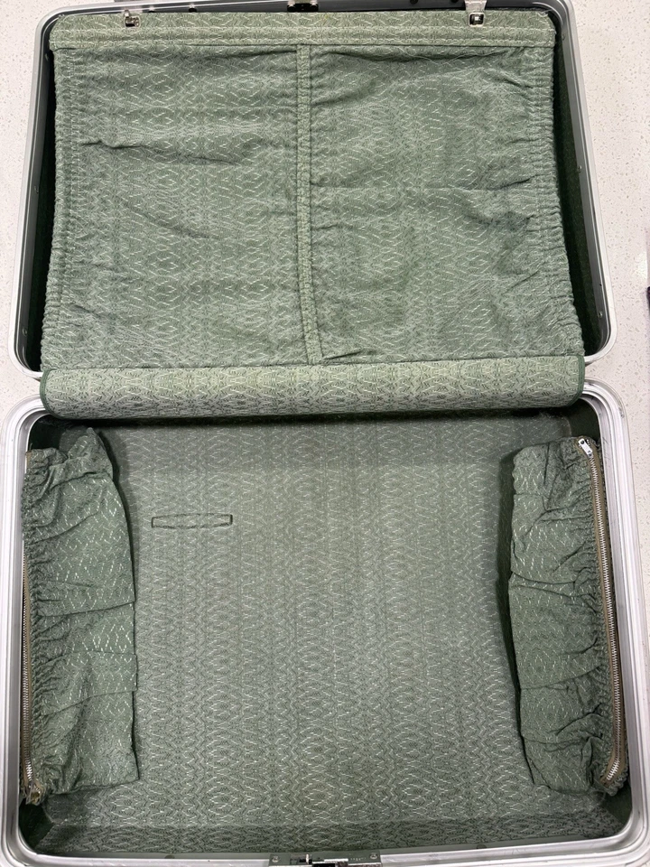 1960’s Sears Vintage Retro Travel Master Hardshell Suitcase Set - Image 3 of 4
