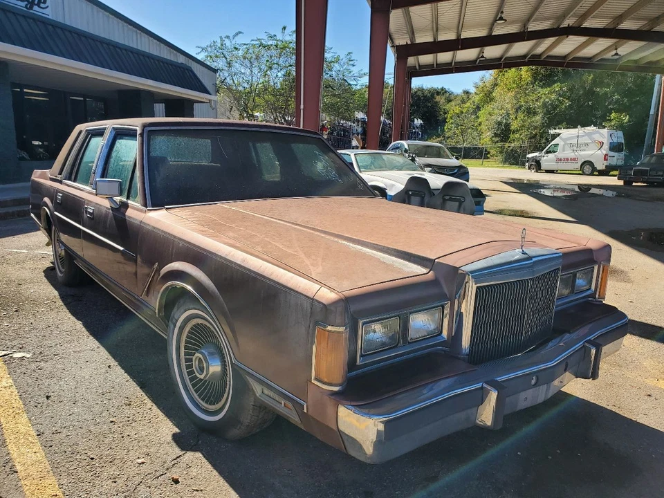 Used Cornering Light Assembly fits: 1989 Lincoln & TOWN CAR Cornering lower fend - Image 2 of 4