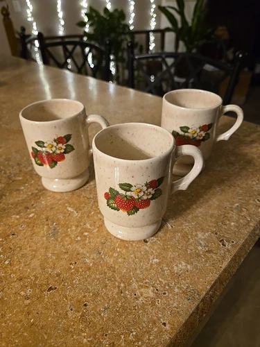  Set Of 3 Vintage Small McCoy Speckled Strawberry Country Coffee Cup/Mugs 