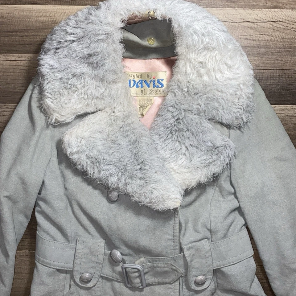 Abrigo vintage años 70 Penny Lane Davis de Boston imitación piel rosa satinado forro cinturón Foto 2 de 4