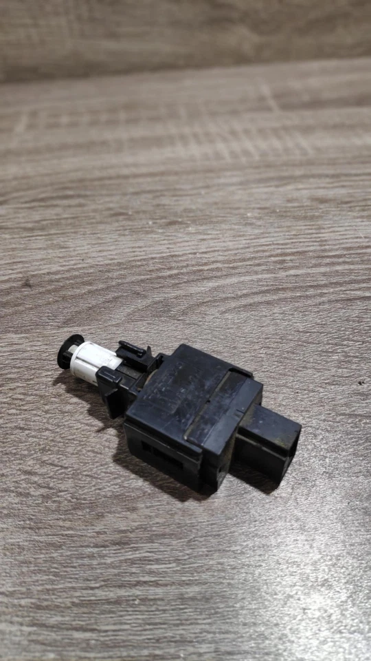 8622064 05W283  Brake pedal sensor switch Fits for Volvo XC90 - Image 2 of 3