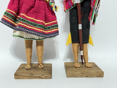 Lot de deux anciennes poupées folkloriques péruviennes homme et femme, avec bébé, faites main - Photo 4 sur 15