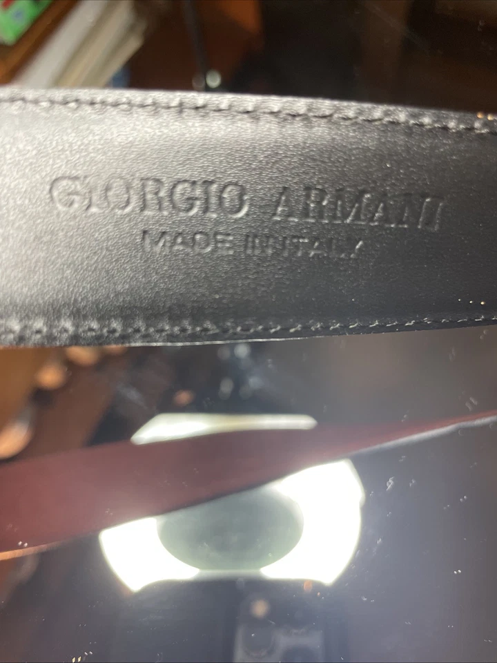 Cinturón de cuero genuino para hombre Giorgio Armani talla 42 negro/ceja Italia defecto menor  Foto 2 de 2